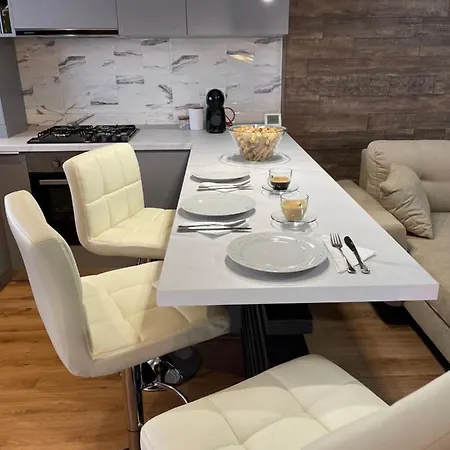 Malachite Urban Gem - Skyline Terrace Oasis *