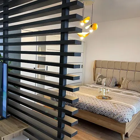 Malachite Urban Gem - Skyline Terrace Oasis דירה