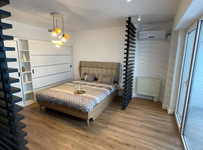 Apartament Malachite Urban Gem - Skyline Terrace Oasis *