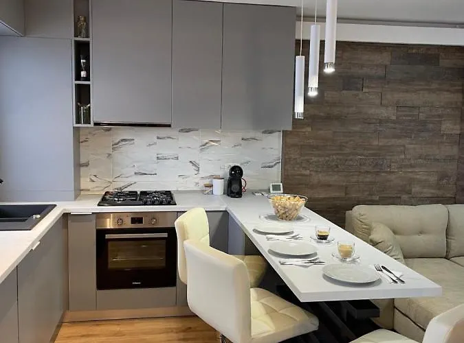 Malachite Urban Gem - Skyline Terrace Oasis