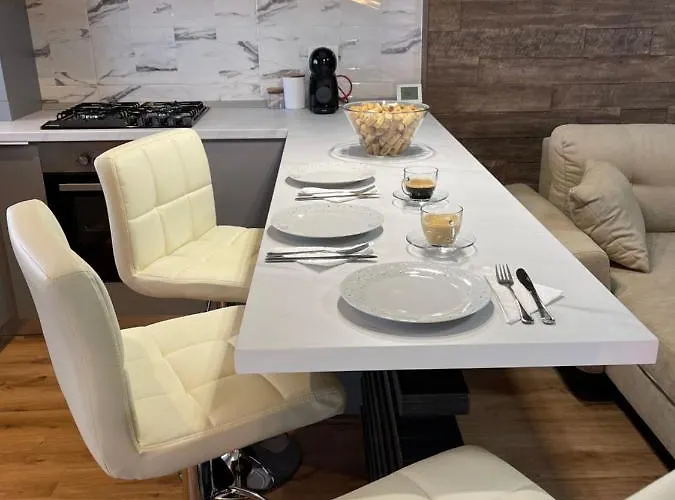 Malachite Urban Gem - Skyline Terrace Oasis *