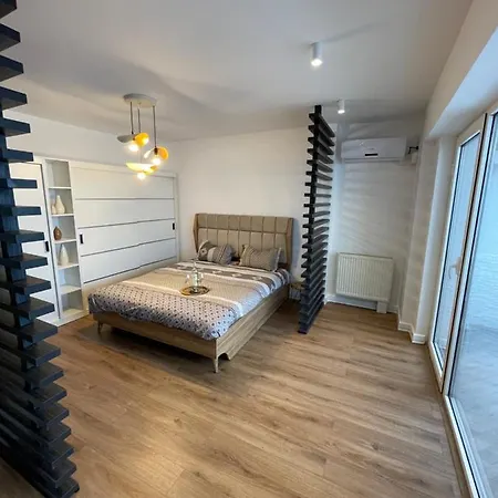 Apartment Malachite Urban Gem - Skyline Terrace Oasis *