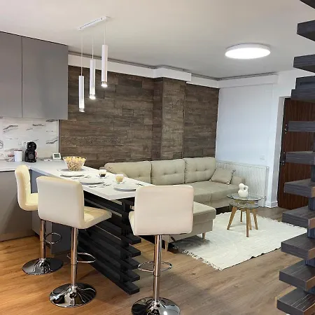 Apartamento Malachite Urban Gem - Skyline Terrace Oasis