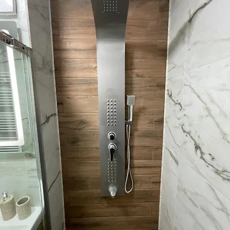 Malachite Urban Gem - Skyline Terrace Oasis Apartamento *