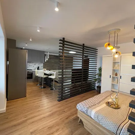 Διαμέρισμα Malachite Urban Gem - Skyline Terrace Oasis *