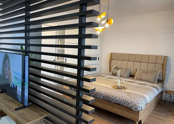 Malachite Urban Gem - Skyline Terrace Oasis דירה