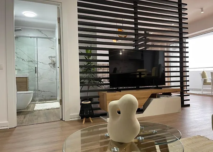 Malachite Urban Gem - Skyline Terrace Oasis דירה