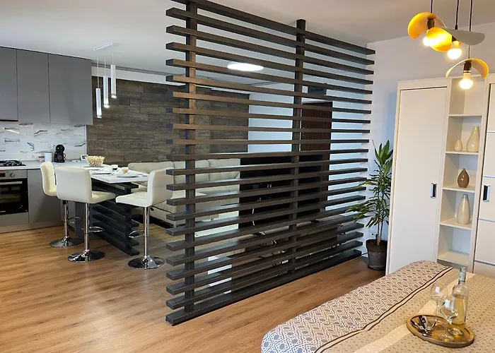 Malachite Urban Gem - Skyline Terrace Oasis דירה