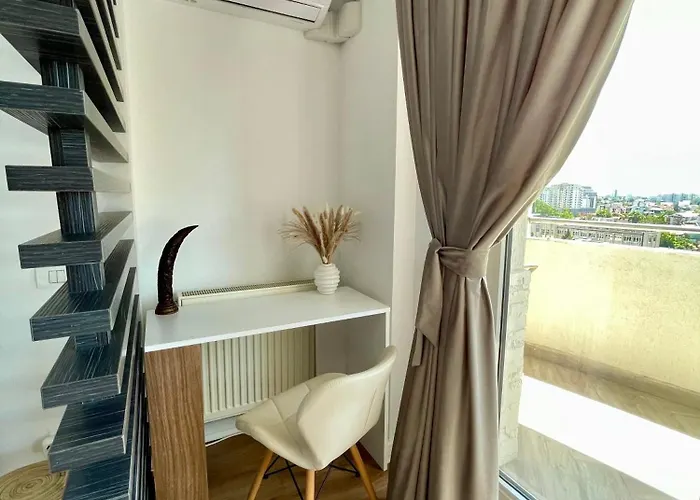 Malachite Urban Gem - Skyline Terrace Oasis דירה